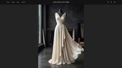 Robe de soirée fluide en soie écrue, drapé sur mannequin, création atelier.