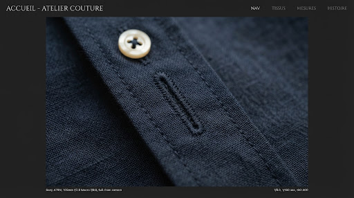 Boutonnières cousues main sur une chemise en lin, finitions haute couture.